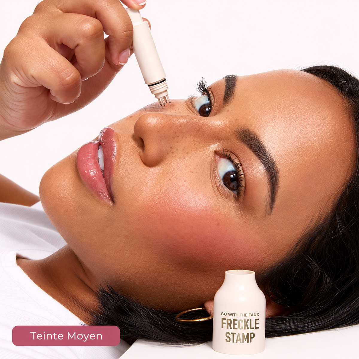 Application du stylo tampon taches de rousseur — teinte Moyen